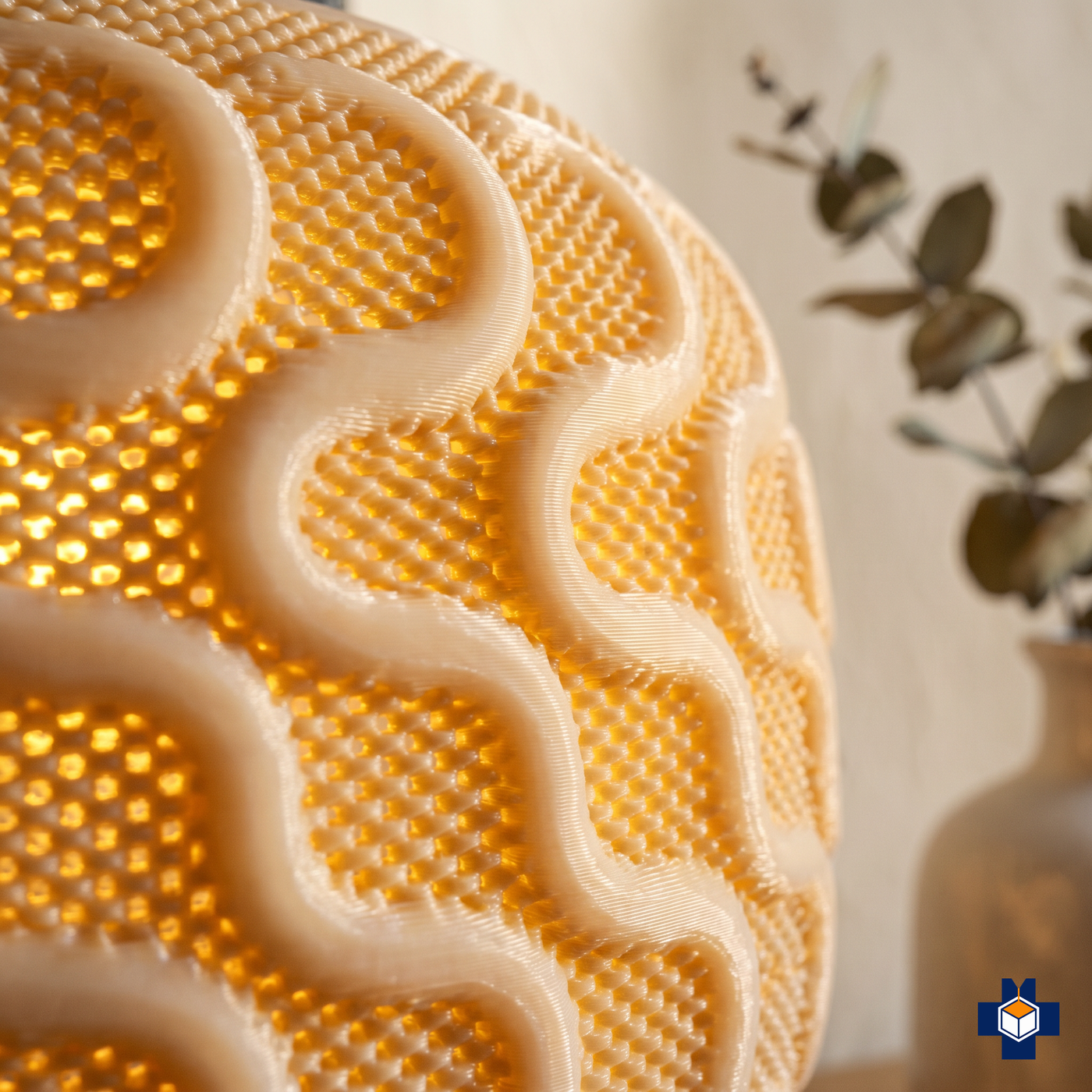 Close-up of SEAMLESS open woven wave-mesh lattice